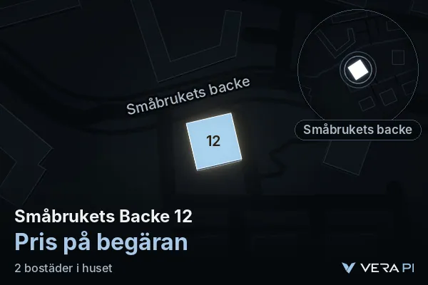 VERA PI:s bild av Småbrukets Backe 12: huset i 3D, upplyst i blått, och kartan runt omkring