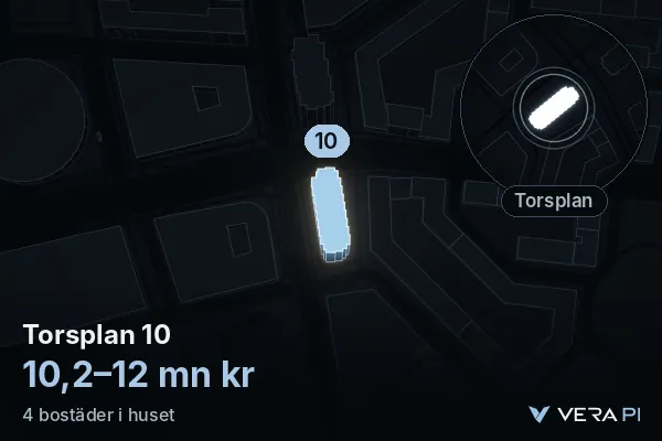 VERA PI:s bild av Torsplan 10: huset i 3D, upplyst i blått, och kartan runt omkring