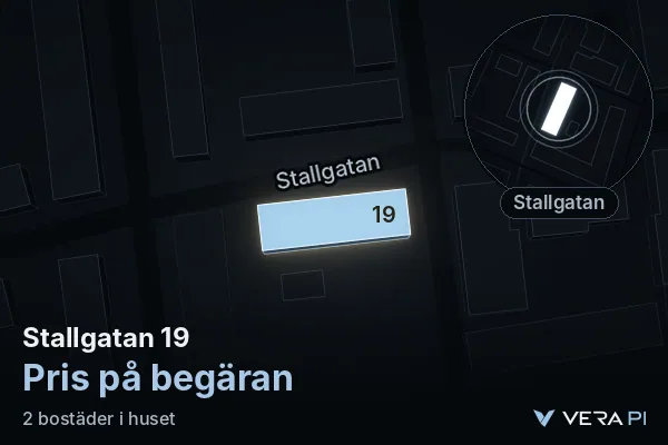 VERA PI:s bild av Stallgatan 19: huset i 3D, upplyst i blått, och kartan runt omkring
