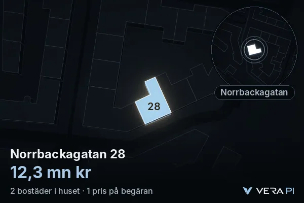 VERA PI:s bild av Norrbackagatan 28: huset i 3D, upplyst i blått, och kartan runt omkring