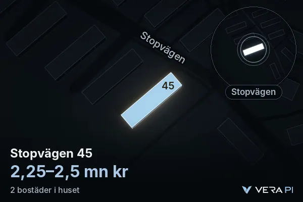 VERA PI:s bild av Stopvägen 45: huset i 3D, upplyst i blått, och kartan runt omkring