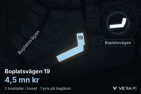 VERA PI:s bild av Boplatsvägen 19: huset i 3D, upplyst i blått, och kartan runt omkring