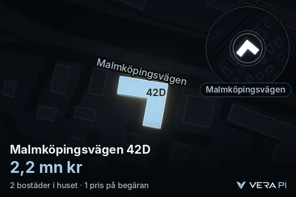 VERA PI:s bild av Malmköpingsvägen 42D: huset i 3D, upplyst i blått, och kartan runt omkring