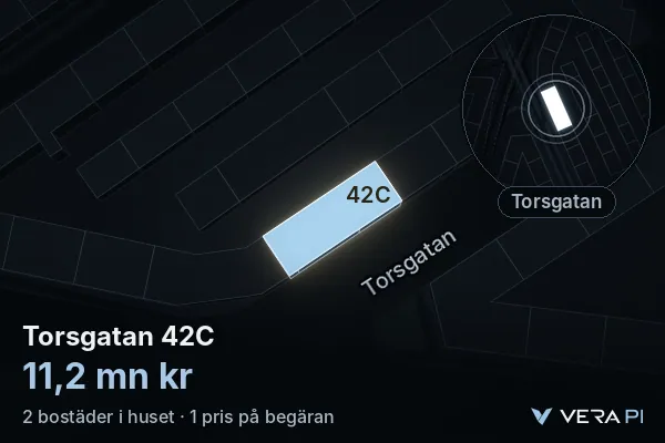 VERA PI:s bild av Torsgatan 42C: huset i 3D, upplyst i blått, och kartan runt omkring
