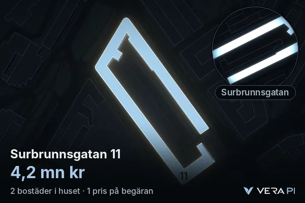 VERA PI:s bild av Surbrunnsgatan 11: huset i 3D, upplyst i blått, och kartan runt omkring