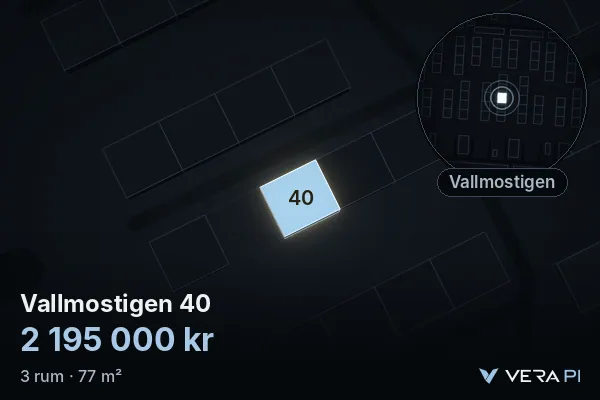 VERA PI:s bild av Vallmostigen 40: huset i 3D, upplyst i blått, och kartan runt omkring