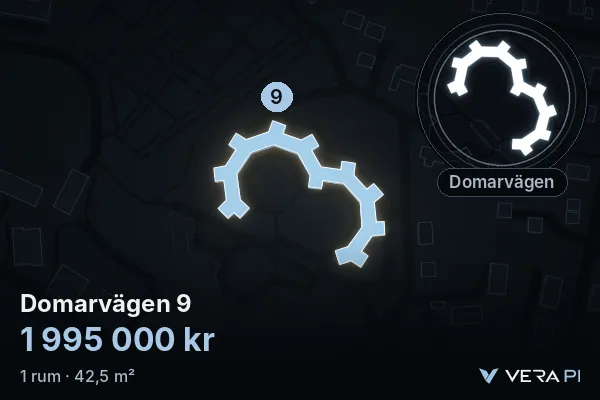 VERA PI:s bild av Domarvägen 9: huset i 3D, upplyst i blått, och kartan runt omkring