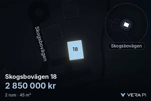 VERA PI:s bild av Skogsbovägen 18: huset i 3D, upplyst i blått, och kartan runt omkring