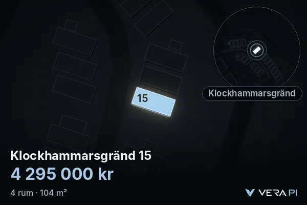 VERA PI:s bild av Klockhammarsgränd 15: huset i 3D, upplyst i blått, och kartan runt omkring