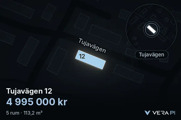 VERA PI:s bild av Tujavägen 12: huset i 3D, upplyst i blått, och kartan runt omkring