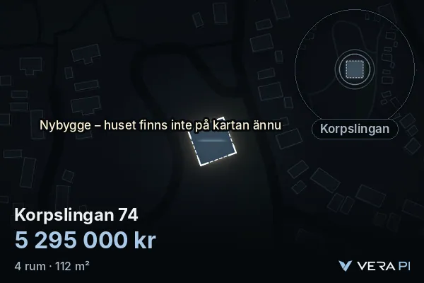 VERA PI:s bild av Korpslingan 74: huset i 3D, upplyst i blått, och kartan runt omkring