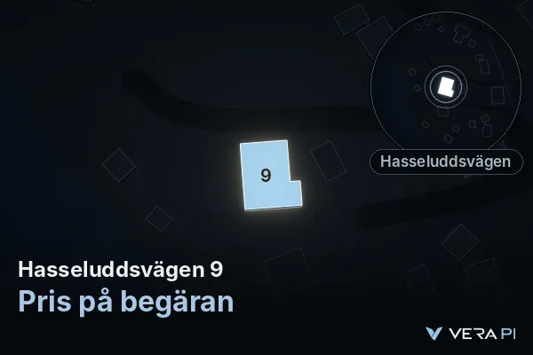 VERA PI:s bild av Hasseluddsvägen 9: huset i 3D, upplyst i blått, och kartan runt omkring