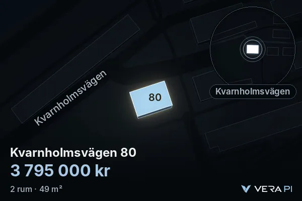 VERA PI:s bild av Kvarnholmsvägen 80: huset i 3D, upplyst i blått, och kartan runt omkring