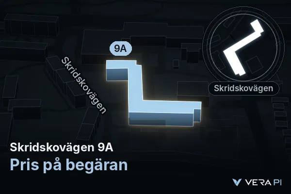 VERA PI:s bild av Skridskovägen 9A: huset i 3D, upplyst i blått, och kartan runt omkring