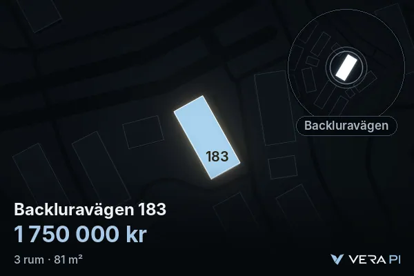 VERA PI:s bild av Backluravägen 183: huset i 3D, upplyst i blått, och kartan runt omkring