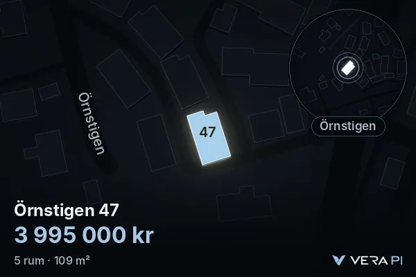 VERA PI:s bild av Örnstigen 47: huset i 3D, upplyst i blått, och kartan runt omkring
