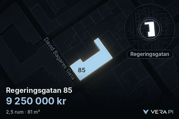 VERA PI:s bild av Regeringsgatan 85: huset i 3D, upplyst i blått, och kartan runt omkring