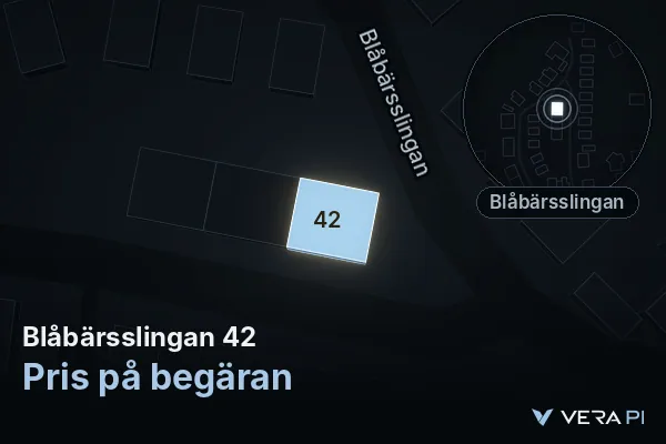 VERA PI:s bild av Blåbärsslingan 42: huset i 3D, upplyst i blått, och kartan runt omkring