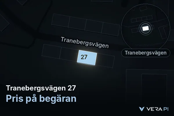 VERA PI:s bild av Tranebergsvägen 27: huset i 3D, upplyst i blått, och kartan runt omkring