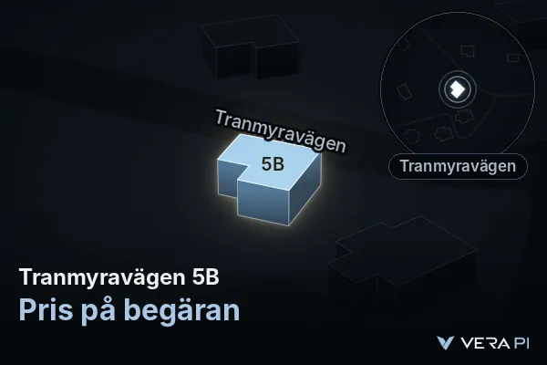VERA PI:s bild av Tranmyravägen 5B: huset i 3D, upplyst i blått, och kartan runt omkring
