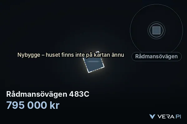 VERA PI:s bild av Rådmansövägen 483C: huset i 3D, upplyst i blått, och kartan runt omkring