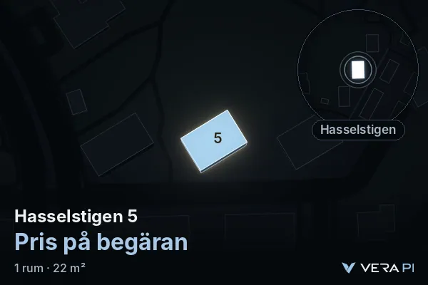 VERA PI:s bild av Hasselstigen 5: huset i 3D, upplyst i blått, och kartan runt omkring