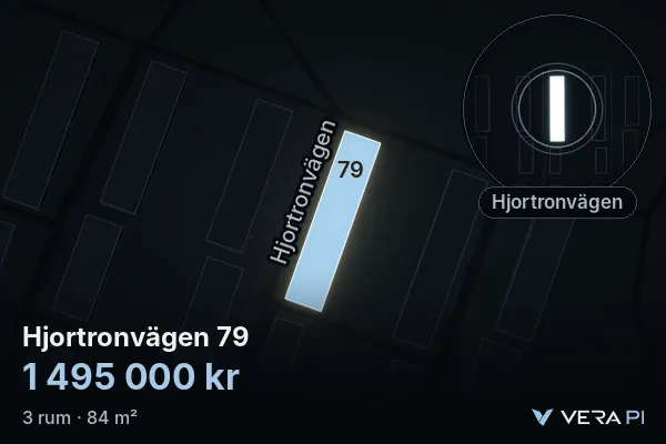 VERA PI:s bild av Hjortronvägen 79: huset i 3D, upplyst i blått, och kartan runt omkring