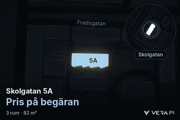 VERA PI:s bild av Skolgatan 5A: huset i 3D, upplyst i blått, och kartan runt omkring