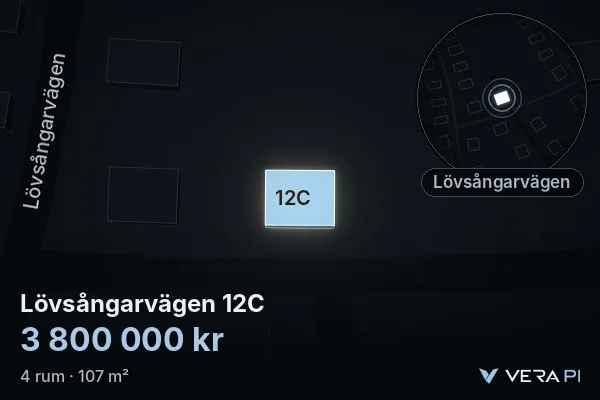 VERA PI:s bild av Lövsångarvägen 12C: huset i 3D, upplyst i blått, och kartan runt omkring