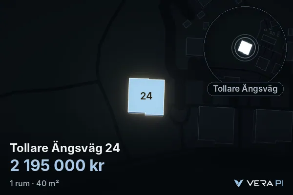VERA PI:s bild av Tollare Ängsväg 24: huset i 3D, upplyst i blått, och kartan runt omkring
