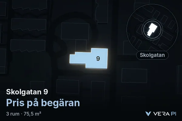 VERA PI:s bild av Skolgatan 9: huset i 3D, upplyst i blått, och kartan runt omkring