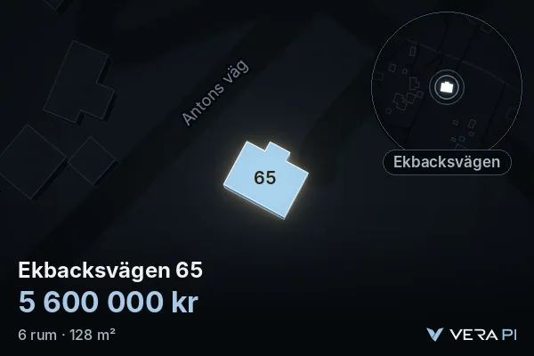 VERA PI:s bild av Ekbacksvägen 65: huset i 3D, upplyst i blått, och kartan runt omkring