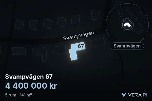 VERA PI:s bild av Svampvägen 67: huset i 3D, upplyst i blått, och kartan runt omkring