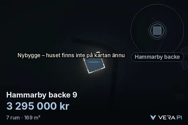 VERA PI:s bild av Hammarby backe 9: huset i 3D, upplyst i blått, och kartan runt omkring