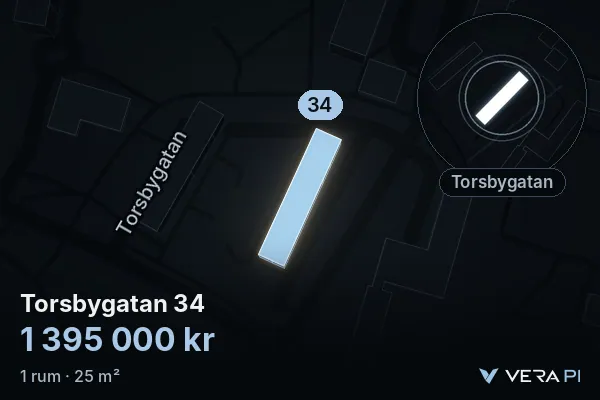 VERA PI:s bild av Torsbygatan 34: huset i 3D, upplyst i blått, och kartan runt omkring