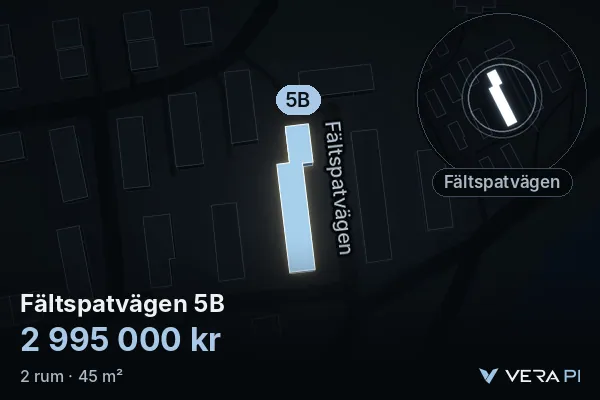 VERA PI:s bild av Fältspatvägen 5B: huset i 3D, upplyst i blått, och kartan runt omkring