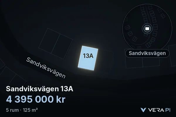 VERA PI:s bild av Sandviksvägen 13A: huset i 3D, upplyst i blått, och kartan runt omkring
