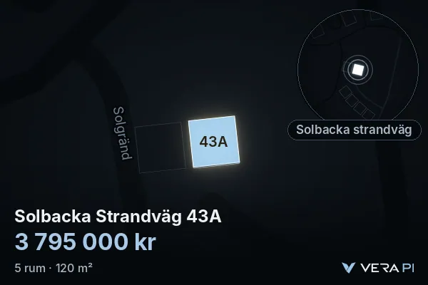 VERA PI:s bild av Solbacka Strandväg 43A: huset i 3D, upplyst i blått, och kartan runt omkring