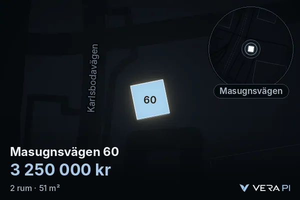 VERA PI:s bild av Masugnsvägen 60: huset i 3D, upplyst i blått, och kartan runt omkring