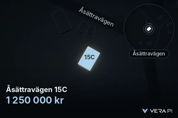 VERA PI:s bild av Åsättravägen 15C: huset i 3D, upplyst i blått, och kartan runt omkring