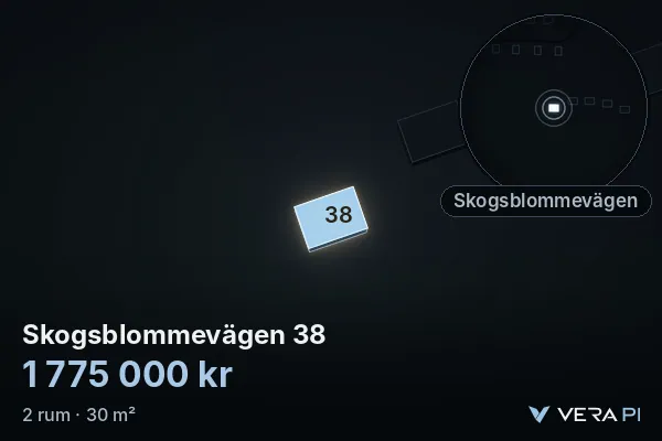 VERA PI:s bild av Skogsblommevägen 38: huset i 3D, upplyst i blått, och kartan runt omkring