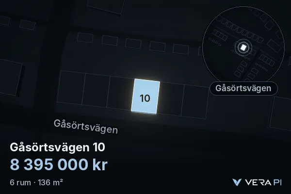VERA PI:s bild av Gåsörtsvägen 10: huset i 3D, upplyst i blått, och kartan runt omkring