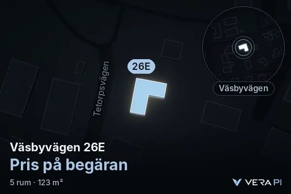 VERA PI:s bild av Väsbyvägen 26E: huset i 3D, upplyst i blått, och kartan runt omkring