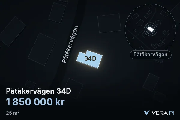 VERA PI:s bild av Påtåkervägen 34D: huset i 3D, upplyst i blått, och kartan runt omkring
