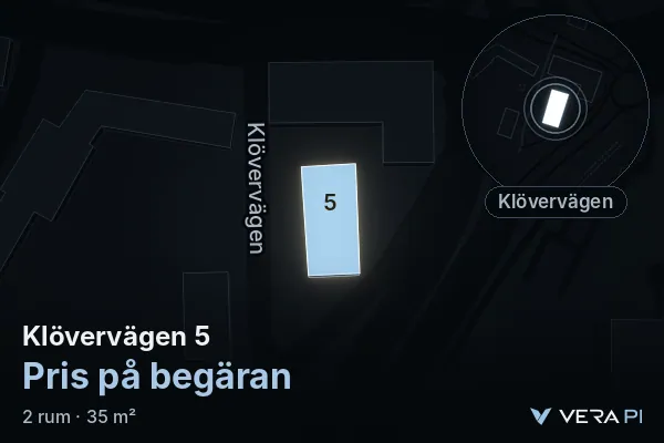 VERA PI:s bild av Klövervägen 5: huset i 3D, upplyst i blått, och kartan runt omkring