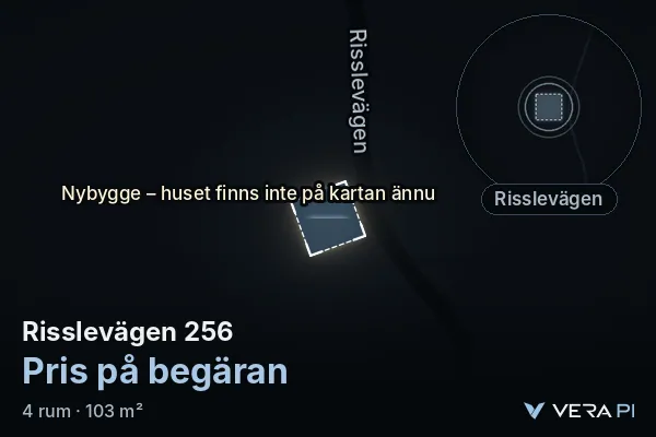 VERA PI:s bild av Risslevägen 256: huset i 3D, upplyst i blått, och kartan runt omkring