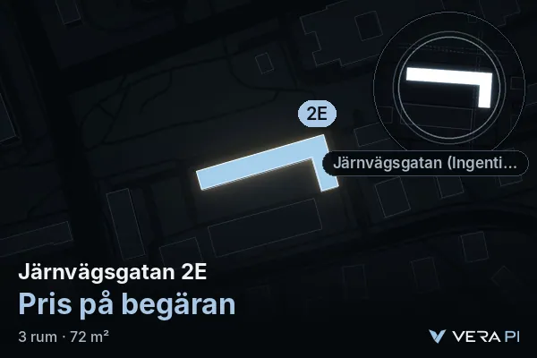 VERA PI:s bild av Järnvägsgatan 2E: huset i 3D, upplyst i blått, och kartan runt omkring