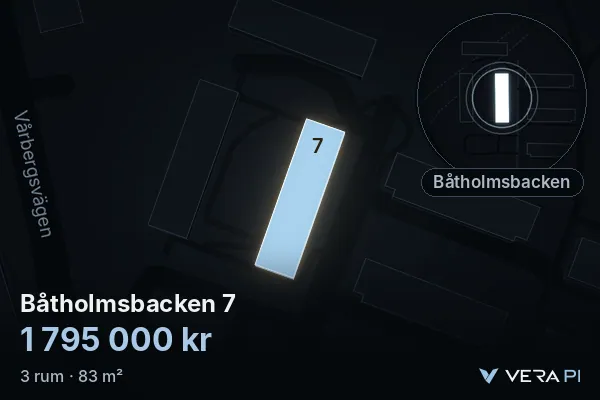 VERA PI:s bild av Båtholmsbacken 7: huset i 3D, upplyst i blått, och kartan runt omkring