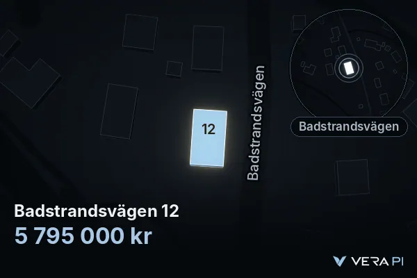 VERA PI:s bild av Badstrandsvägen 12: huset i 3D, upplyst i blått, och kartan runt omkring