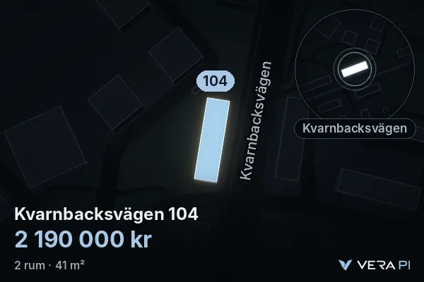 VERA PI:s bild av Kvarnbacksvägen 104: huset i 3D, upplyst i blått, och kartan runt omkring